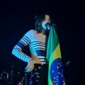 DUA LIPA NO BRASIL: TURNÊ OPTIMISM DESTACA DIFERENÇAS ENTRE INGLÊS BRITÂNICO E AMARICANO