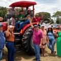 PRODUTORES DO ASSENTAMENTO SÃO JOSÉ, EM PEIXE, GANHAM TRATOR DO DEPUTADO ALEXANDRE GUIMARÃES