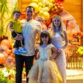 INSPIRADA NA BELA E A FERA, LORENA CELEBRA 9 ANOS COM OS PAIS REJANE E ALEXANDRE GUIMARÃES