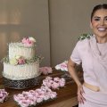 COM PEDIDO ESPECIAL DA VOVÓ, ISADORA MATOS ASSINA BOLO DE BODAS DE DIAMANTE DA FAMÍLIA