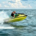 JET INSPIRADO EM AYRTON SENNA COM FABRICAÇÃO LIMITADA É ATRAÇÃO NO SÃO PAULO BOAT SHOW 2026