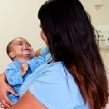 O SORRISO DE ISABELA É O RETRATO DO AMOR. NO PEITO, BATE UM CORAÇÃOZINHO QUE CHEGOU ALÉM DA VIDA.