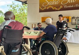 EM PORTO NACIONAL SINDPOL LEVA CARINHO E PRESENTES AOS IDOSOS DA CASA TIA ANGELINA