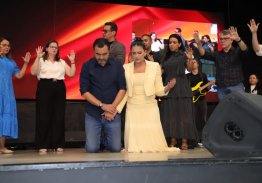 KARINNE SOTERO E WANDERLEI BARBOSA FAZEM CULTO DE AÇÃO DE GRAÇAS NA IGREJA CRESCER EM PALMAS
