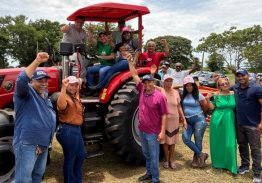 PRODUTORES DO ASSENTAMENTO SÃO JOSÉ, EM PEIXE, GANHAM TRATOR DO DEPUTADO ALEXANDRE GUIMARÃES