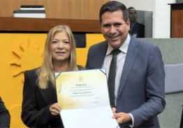 PRESIDENTE DA FACIET É CONDECORADA COM O DIPLOMA DONA MIÚDA PELA ASSEMBLEIA LEGISLATIVA.