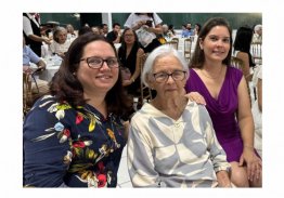 VOLUNTÁRIA MAIS ANTIGA É HOMENAGEADA NO CHÁ BENEFICENTE DA CASA TRA NOI