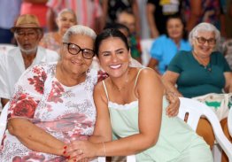 ENCONTRO EM FORMOSO DO ARAGUAIA. KARYNNE SOTERO VISITA CRAS E COMPARTILHA MOMENTOS DE CARINHO COM IDOSOS