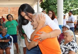 KARYNNE SOTERO MOVIMENTA O BICO DO PAPAGAIO EM UMA MANHÃ DE CARINHO COM OS IDOSOS DO CRAS E OS TALENTOS DA APAE DE ARAGUATINS.