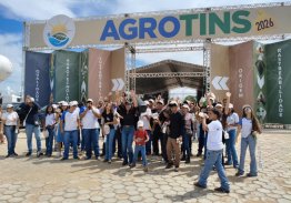 PRIMEIRA-DAMA DO TOCANTINS RECEBE ALUNOS DE APARECIDA DO RIO NEGRO NA AGROTINS