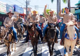 ALEXANDRE GUIMARÃES DESFILA EM ARAGUAÍNA, A CAPITAL NACIONAL DA CAVALGADA