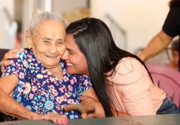 PRIMEIRA-DAMA DO TOCANTINS VISITA INSTITUIÇÃO DE ACOLHIMENTO DE IDOSOS E ENTREGA DOAÇÕES EM PALMAS
