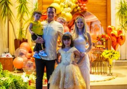 INSPIRADA NA BELA E A FERA, LORENA CELEBRA 9 ANOS COM OS PAIS REJANE E ALEXANDRE GUIMARÃES