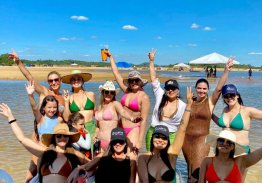 AMIGAS CURTEM FIM DE SEMANA DE BRONZEADO NO ESCAPOLE