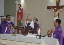 EM PORTO NACIONAL VI ROMARIA DE PADRE LUSO REÚNE CENTENAS DE DEVOTOS EM UMA EMOCIONANTE PROCISSÃO LUMINOSA E MISSA SOLENE
