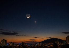OLHE PARA O CÉU! FOTOGRAFE A APROXIMAÇÃO DA LUA E DE VÊNUS COM O CELULAR.