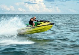 JET INSPIRADO EM AYRTON SENNA COM FABRICAÇÃO LIMITADA É ATRAÇÃO NO SÃO PAULO BOAT SHOW 2026