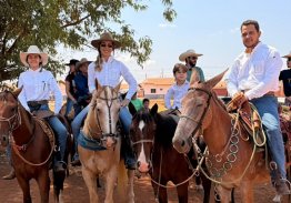 JULIANA BENTO RIBEIRO E O MARIDO MURILO RIBEIRO PRESTIGIAM A 33ª CAVALGADA DE ALVORADA