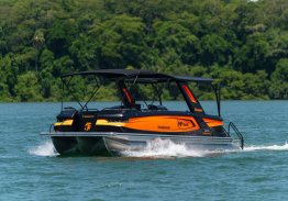 EMBARCAÇÕES PARA ATÉ 25 PESSOAS, COM CHURRASQUEIRA E ESCORREGADOR, GANHAM DESTAQUE NO SÃO PAULO BOAT SHOW