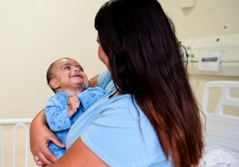O SORRISO DE ISABELA É O RETRATO DO AMOR. NO PEITO, BATE UM CORAÇÃOZINHO QUE CHEGOU ALÉM DA VIDA.