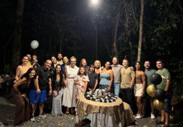 GILDA BONFIM CELEBRA A VIDA EM REUNIÃO ÍNTIMA NA CHÁCARA SOSSEGO, NO BOSQUE DOS BURITIS.