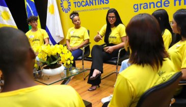 KARYNNE SOTERO RECEBE ESTUDANTES PARA DE RODA DE CONVERSA 