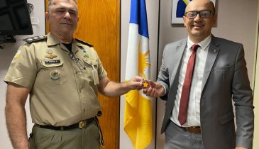 DEPUTADO FEDERAL JÚLIO OLIVEIRA RECEBE CHALLENGE COINS