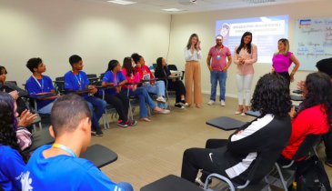 EM BRASÍLIA, PRIMEIRA-DAMA KARYNNE SOTERO VISITA SEDE DA DEMÀ JOVEM BY RENAPSI 