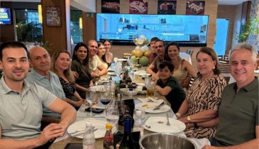 RODRIGO MOCÓ COMEMORA ANIVERSÁRIO COM JANTAR EM FAMÍLIA