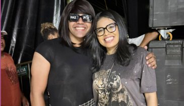 DJ RAIMUNDA E MAVIH ARAÚJO SE ENCONTRAM NO PALCO DA CAVALGADA DE AGUIARNÓPOLIS