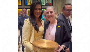 KARYNNE SOTERO LEVA ARTESANATO DE CAPIM DOURADO PARA PRIMEIRA-DAMA DE ISRAEL