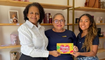 GERENTE DONAS DO NEGÓCIO ENTREGA CARTÃO VISA DA CAMPANHA AMOR QUE VALE PRÊMIOS