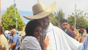 O ABRAÇO (DE KARYNNE E PADRE ADERSO) QUE ME LEMBROU MÁRIO QUINTANA