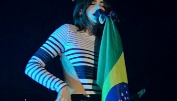 DUA LIPA NO BRASIL: TURNÊ OPTIMISM DESTACA DIFERENÇAS ENTRE INGLÊS BRITÂNICO E AMARICANO
