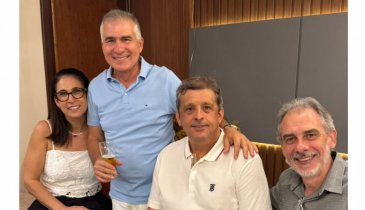 ZEZINHO SESSENTOU COM FESTA RODEADO DE AMIGOS