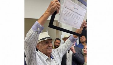 TAZINHO GANHA TÍTULO DE CIDADÃO ARAGUAINENSE 