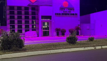 FACHADA ILUMINADA PARA LEMBRAR: UM TOQUE QUE SALVA VIDAS