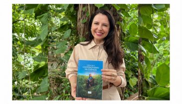 NÁRCIA KELLY COMPARTILHA SUA VIVÊNCIA NO LIVRO: COOPERATIVISMO NA ESSÊNCIA