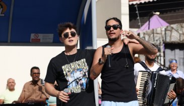 PH & MICHEL TRANSFORMAM PONTO DE ONIBUS EM PALCO E GRAVAM DVD QUE CELEBRA A ESSÊNCIA GOIANA