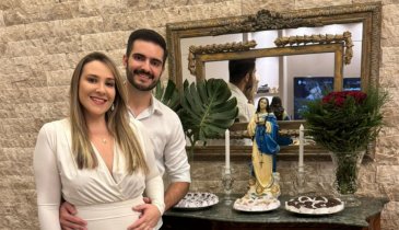 TAÇAS DOURADAS DA AVÓ MARCAM O BRINDE NO NOIVADO DE LAISA MATOS E IAGO MUSSI 