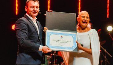 FAFÁ DE BELÉM BRILHA EM PORTO ALEGRE E RECEBE O MÉRITO CULTURAL PUCRS 2025