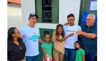 ALEXANDRE GUIMARÃES ENTREGA MORADIAS EM RECURSOLÂNDIA