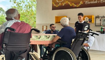 EM PORTO NACIONAL SINDPOL LEVA CARINHO E PRESENTES AOS IDOSOS DA CASA TIA ANGELINA