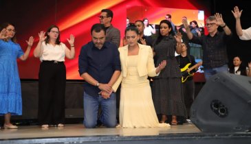 KARINNE SOTERO E WANDERLEI BARBOSA FAZEM CULTO DE AÇÃO DE GRAÇAS NA IGREJA CRESCER EM PALMAS