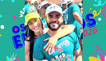 EM DIANÓPOLIS, LEO BARBOSA SE DIVERTIU NOS 30 ANOS DO BLOCO DOS ENXUTOS