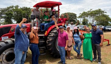 PRODUTORES DO ASSENTAMENTO SÃO JOSÉ, EM PEIXE, GANHAM TRATOR DO DEPUTADO ALEXANDRE GUIMARÃES