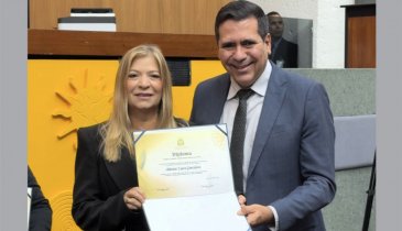 PRESIDENTE DA FACIET É CONDECORADA COM O DIPLOMA DONA MIÚDA PELA ASSEMBLEIA LEGISLATIVA.
