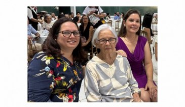 VOLUNTÁRIA MAIS ANTIGA É HOMENAGEADA NO CHÁ BENEFICENTE DA CASA TRA NOI