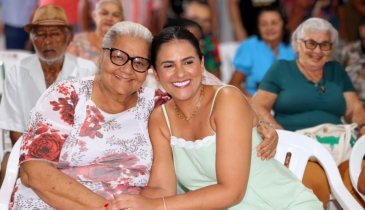 ENCONTRO EM FORMOSO DO ARAGUAIA. KARYNNE SOTERO VISITA CRAS E COMPARTILHA MOMENTOS DE CARINHO COM IDOSOS