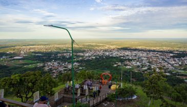 FÉ E TRADIÇÃO. MULTIDÃO SOBE A SERRA DO ESTRONDO NA SEXTA-FEIRA SANTA EM PARAÍSO